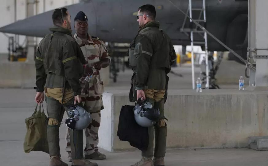 法军伊拉克基地遭袭，出现首次人员伤亡

法国军方证实，在伊拉克库尔德斯坦自治区埃