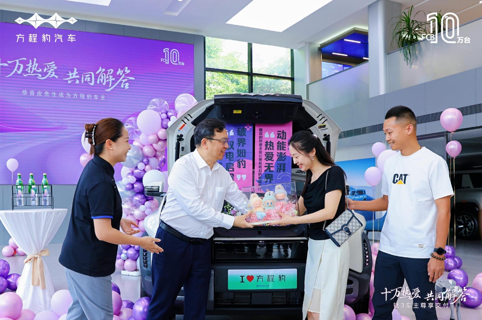 王传福给方程豹钛3车主交车的时候，还送了几个labubu，这个玩偶最近挺火的，跟
