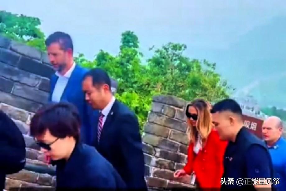 【特朗普儿媳为何称中国行“太震撼”？】

特朗普二儿媳劳拉随丈夫访华后，在节目中