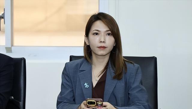 徐欣莹称未承诺，陈智菡揭一关键时间点反击：3、4月时有无说过？
对于徐欣莹撇清承