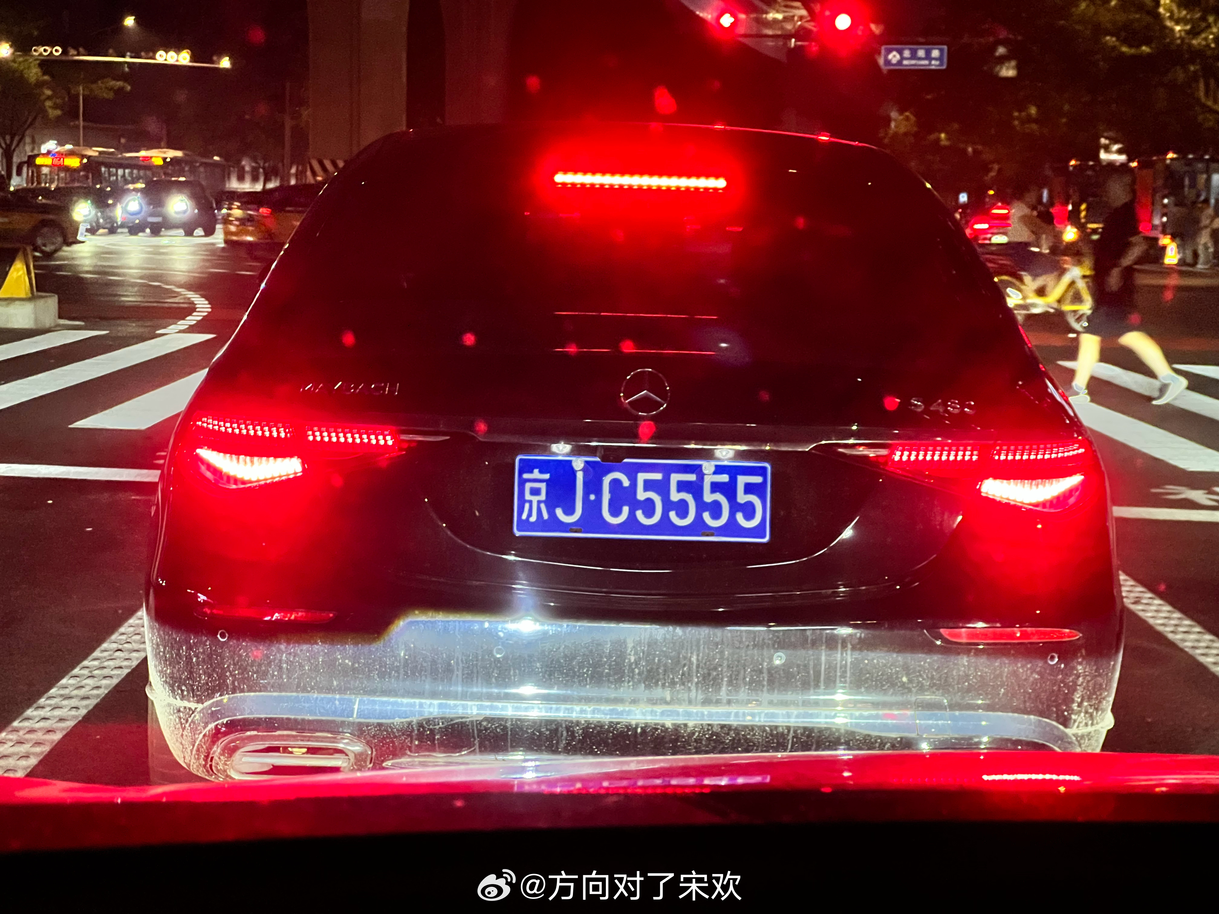 有钱人比你运气好 有钱人的车牌号太顶了！4连号！一个是5555，一个是3333。