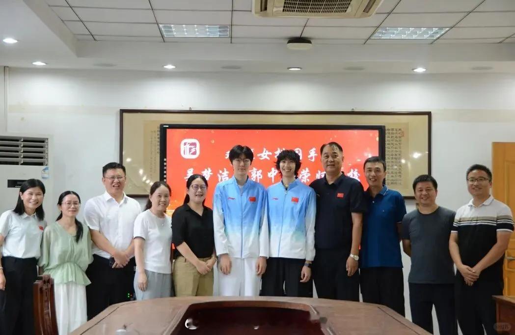 女排亚运会冠军成员吴梦洁和郭中楠9月27日回到母校南通市田家炳初级中学参加欢庆活