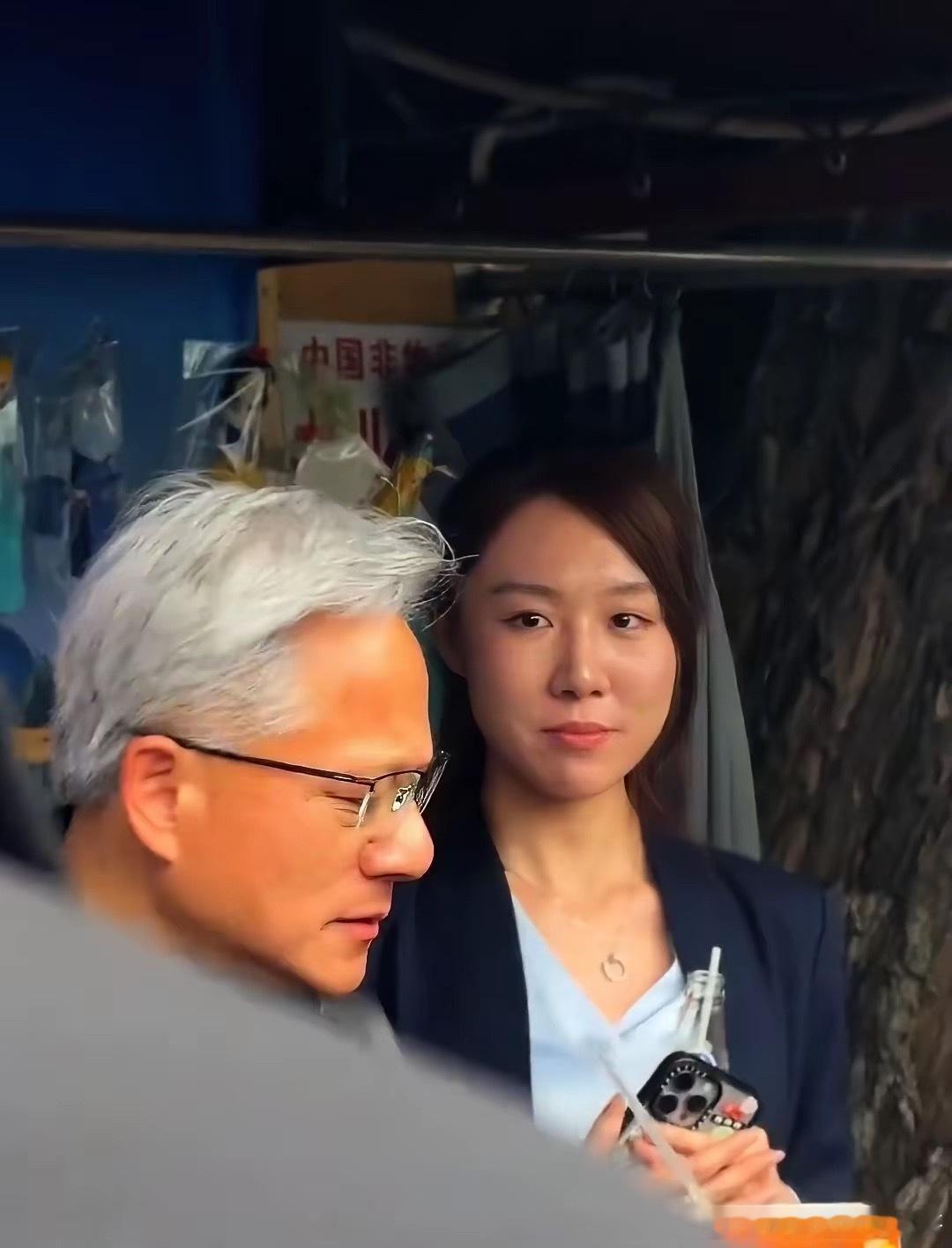 黄仁勋身边的女子是何来历？全程陪同黄仁勋逛街，可能是女助理或者翻译，看着就不像一