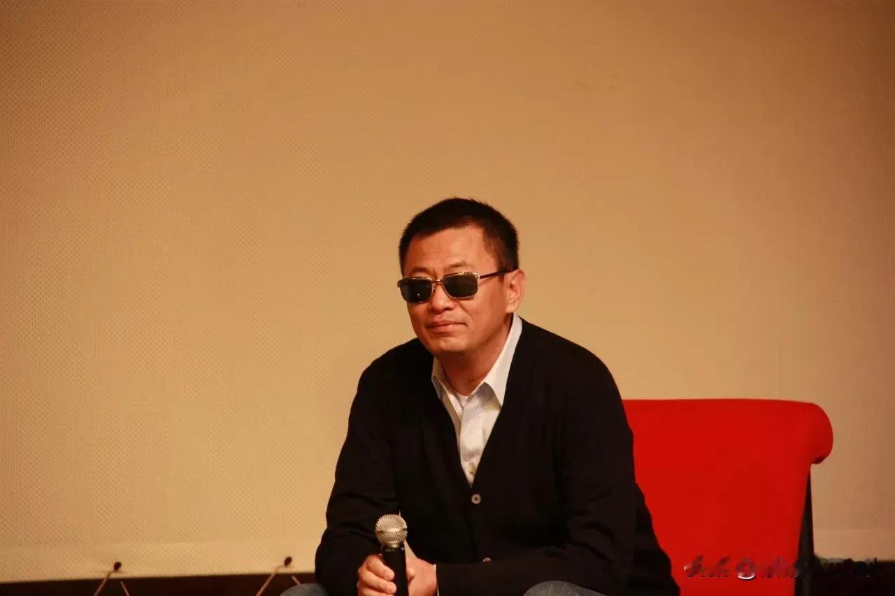 繁花收视火爆，导演王家卫摘了墨镜居然长这样。#繁花# #胡歌# #唐嫣#