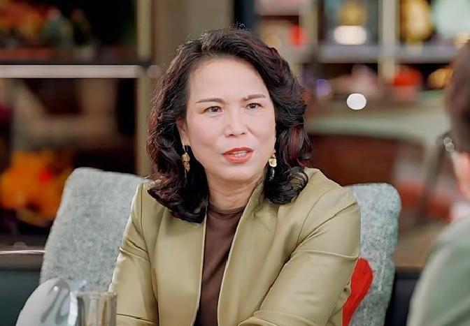 深圳第二有钱的女人，硬饭通吃！
瞧这操作！10月29日，曾芳勤拿下浙江向隆96%