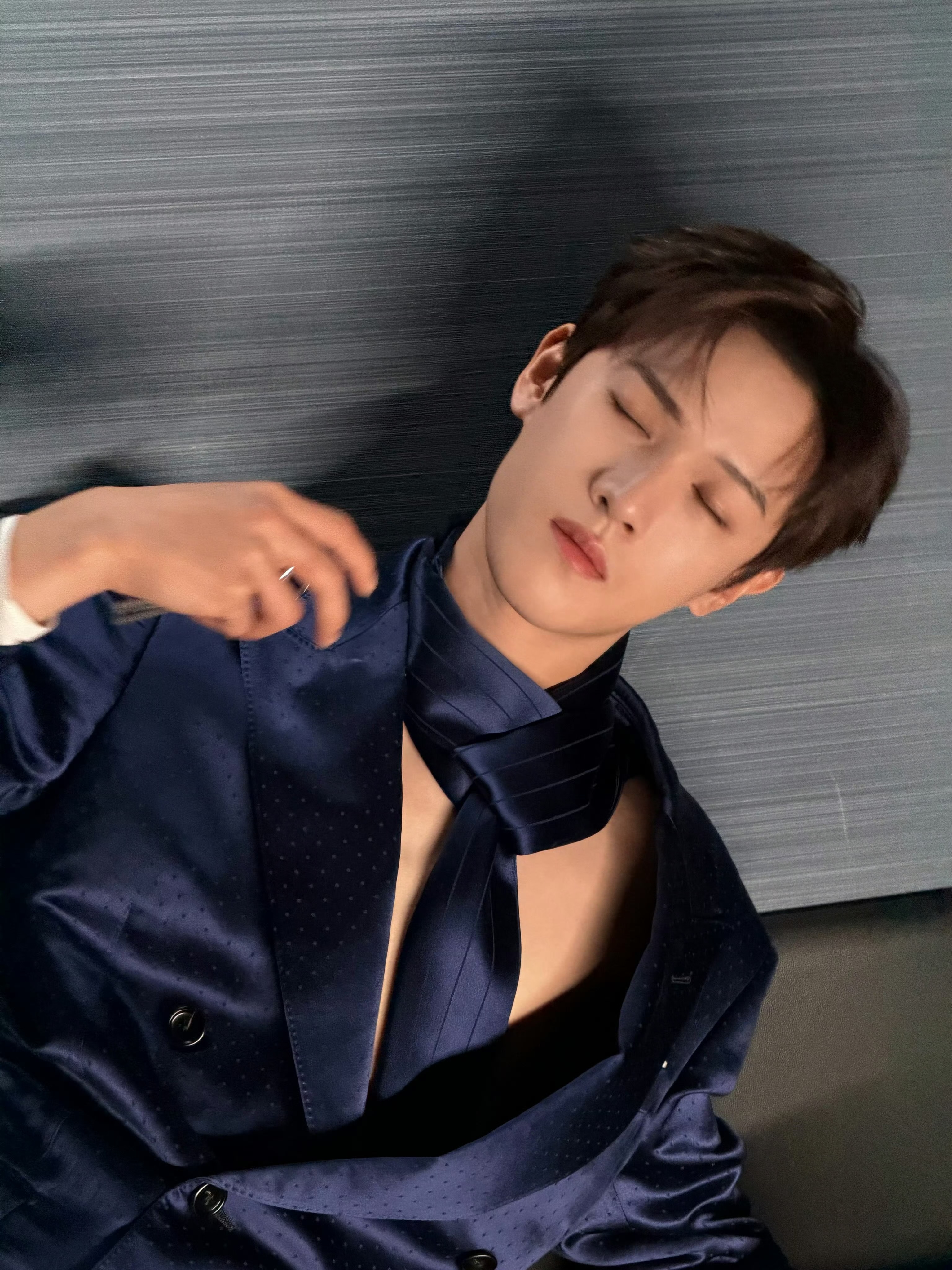 李昀锐今晚品牌直播造型丝带真空，今晚是魅魔来着