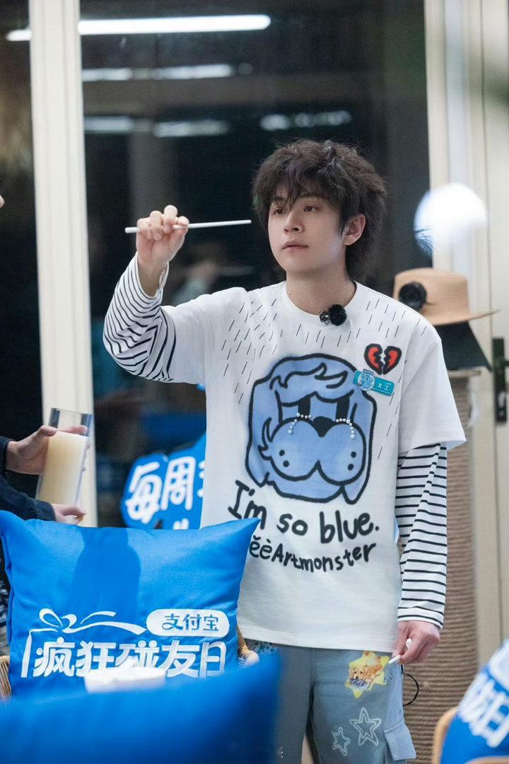 武艺时隔八年蛋糕拿对了吗亲爱的客栈 时隔八年，名场面重现！沈月端上同款蛋糕，武艺