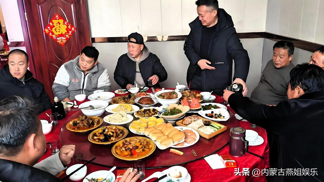 过年走亲戚，最怕被问工作和收入。

前几天我就遭遇了这尴尬事。刚坐下没聊几句，亲