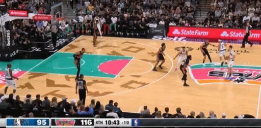 这谁受得了！文班亚马面前状元都不好使！
在今天NBA常规赛马刺对阵独行侠的第四节