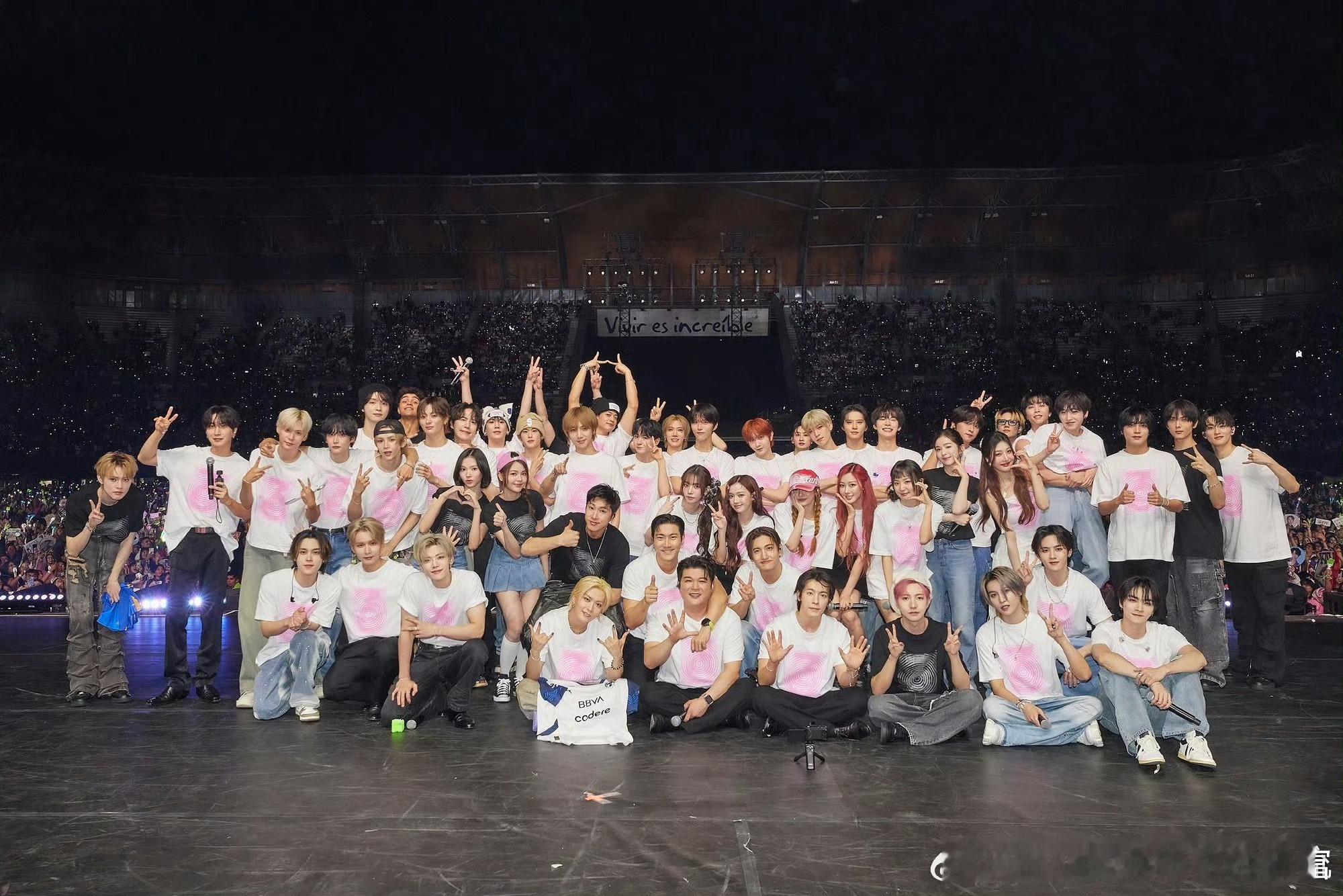 SMTOWN墨西哥家族演唱会大合照    老师，我们家EXO呢？怎么一个人都不在