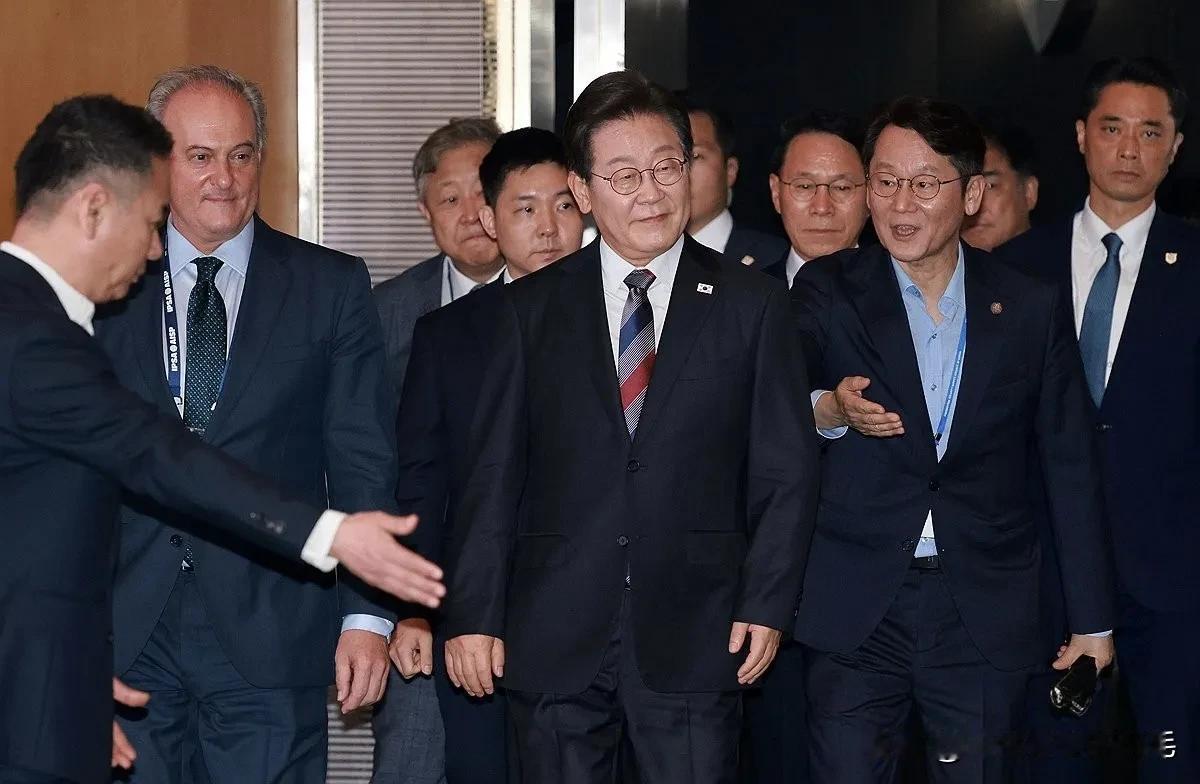 14日韩国公布的民调结果显示，对总统李在明施政给予正面评价，认为其施政“做得好”
