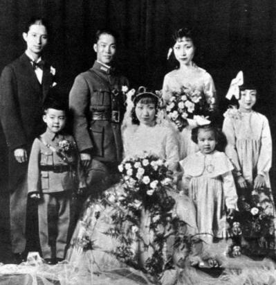 1925年，外出7年的陈诚终于回家，妻子迫不及待脱掉衣服爬到床上，谁知却被陈诚一
