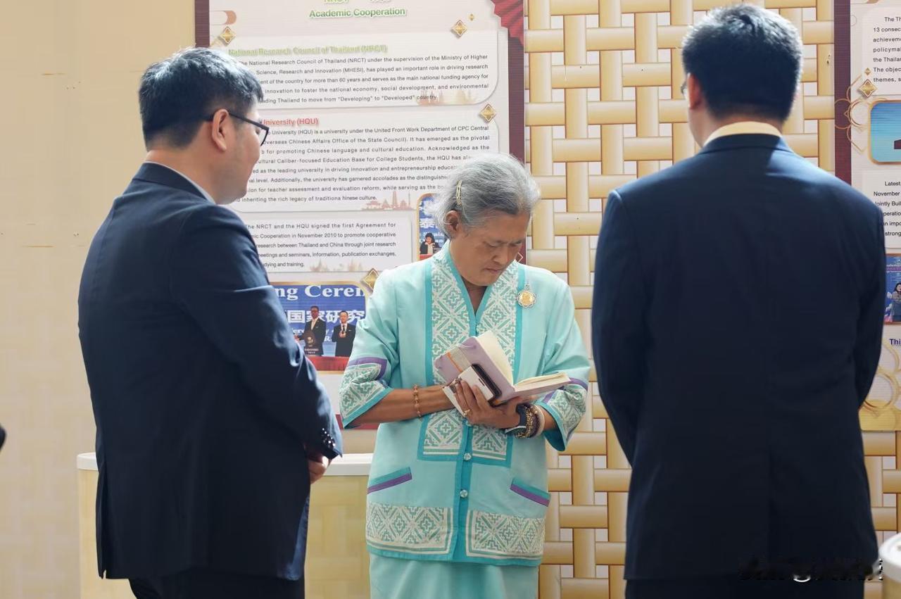 非著名正教授
今日头条百大人气创作者黄教授
向泰国🇹🇭诗琳通公主👸
介绍情