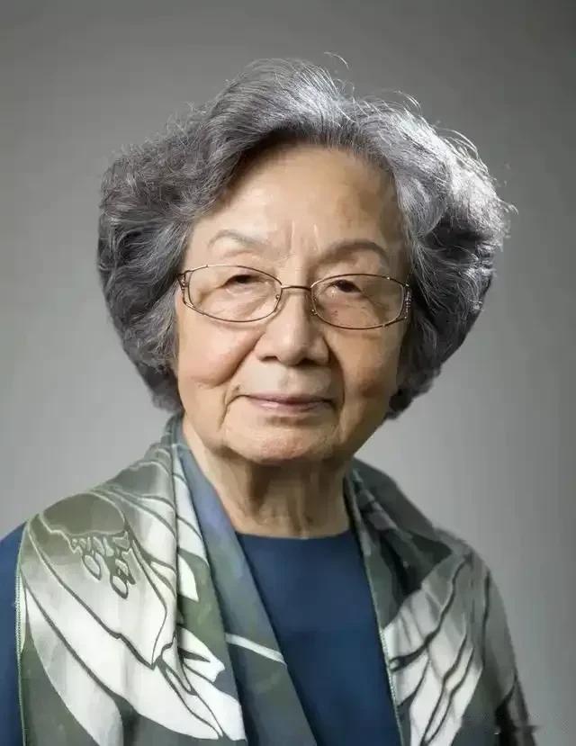 她95岁的时候把积蓄3568万元，捐给了南开大学。没想到这么受人尊重的女先生，一