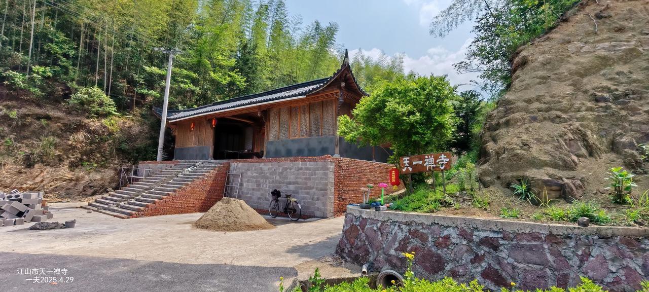 旅行至浙江省江山市保安乡的一座小山丘下，远远地看到竹林掩映着一座寺院。
走进寺院