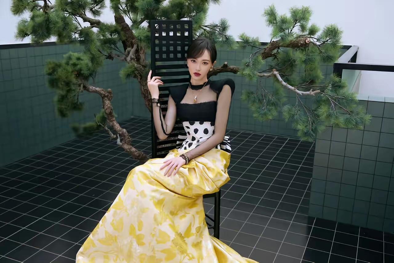 唐嫣过年最新造型，又美飒！
除夕唐嫣拍大片，身穿长裙，盘发造型，精致的妆容，清晰