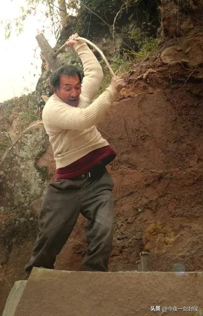 小时候在农村，我家是第三生产大队的，生产队长名叫麻包，因为他又粗又壮。
麻包是村