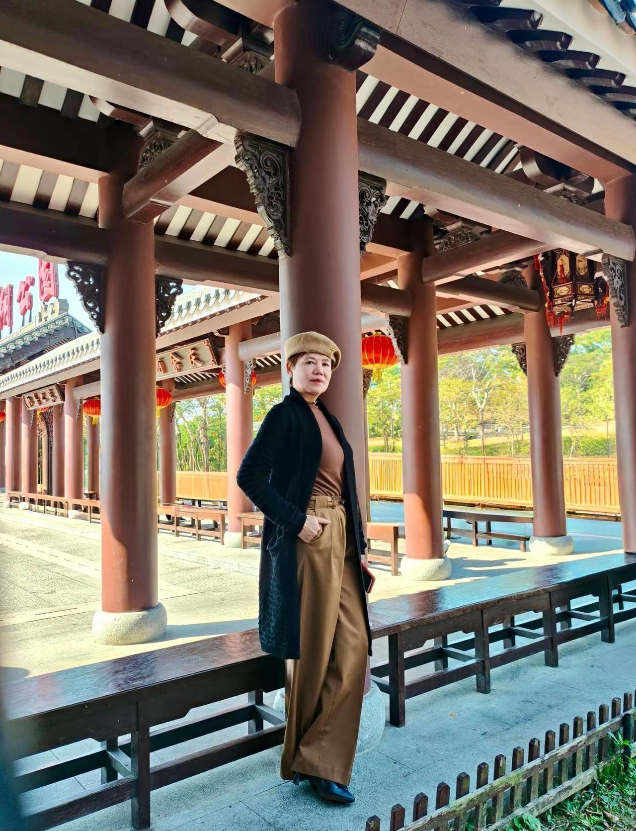 不用刻意寻找远方，心安处，抬眼处，皆是风景。有风无风，皆可从容。