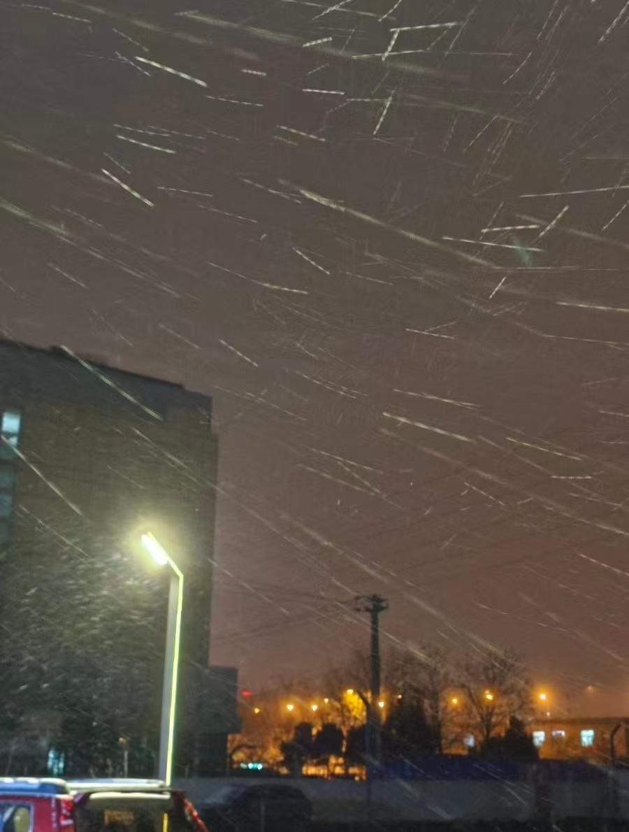 感觉时间越来越快不是错觉 去年北京下初雪是11月26日，记得很清楚，那时候大福（