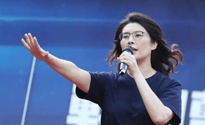 北京对国民党的“官方认证”，正式发给了郑丽文！很多人以为，中共中央发贺电只是例行