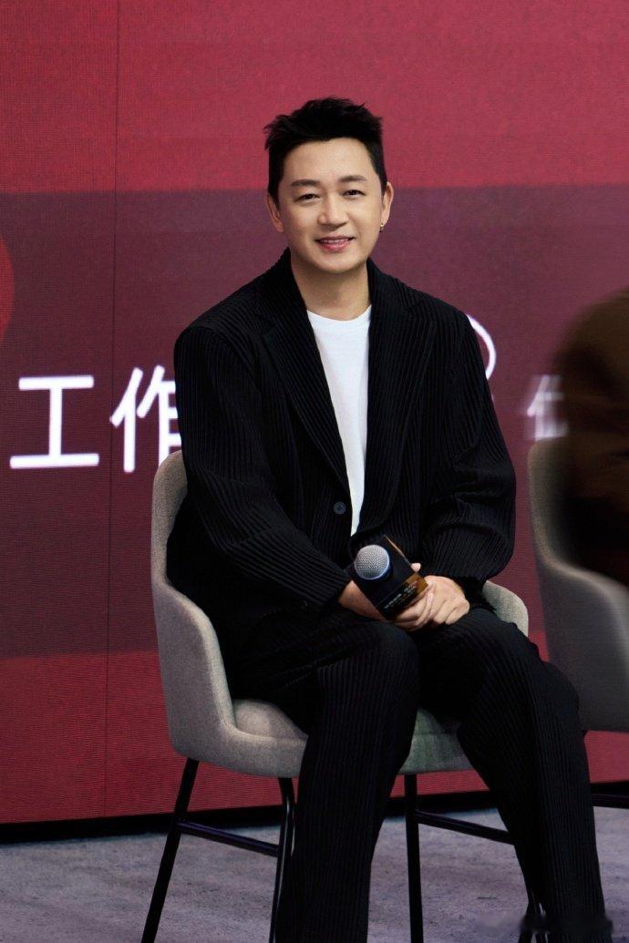 潘粤明播一集倒霉一集潘老师这角色太惨了，查个案步步是坑，我都怀疑编剧是不是跟他有