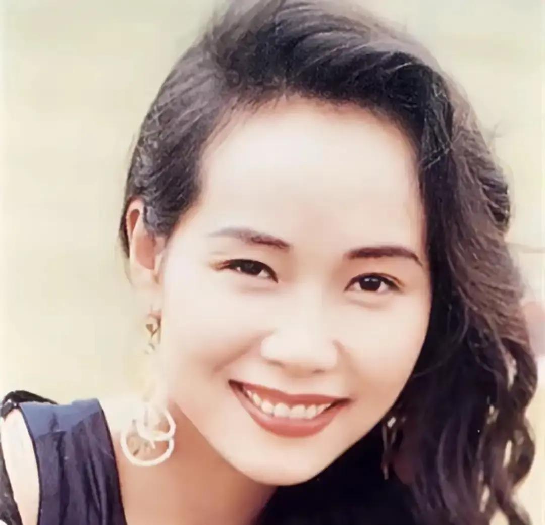 哥哥当保安，叶童一句话引爆全网
 
66岁李中宁穿制服站岗，月薪1.6万港币，够