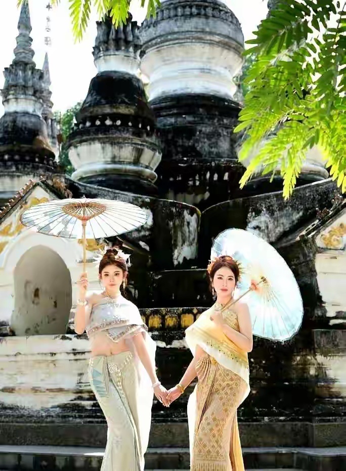 吴艳妮和她妈妈合影，感觉她妈妈好年轻 