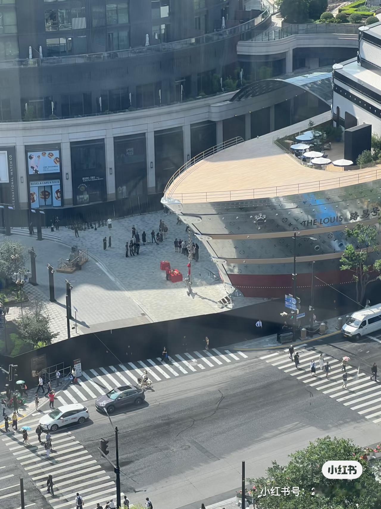 LV在船头拜拜……奢侈品牌也很入乡随俗lv上海大秀阵容 ​​​