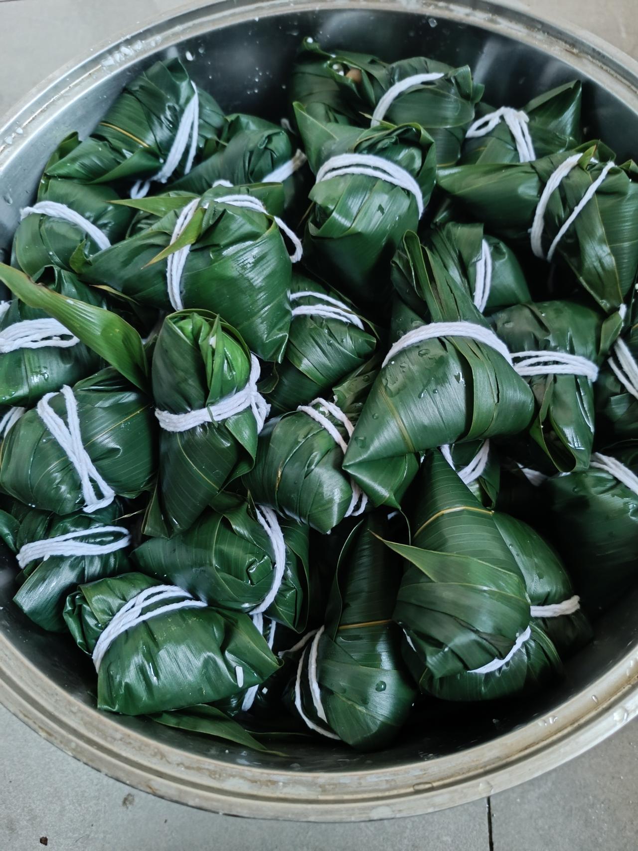 今天又包粽子了

昨天晚上，儿媳妇说，妈包点粽子吧，想吃你包的手工粽子。我接着说