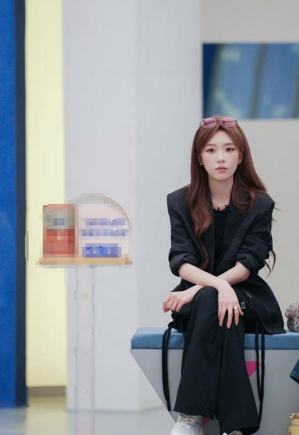 张月，穿一身的黑色搭配一双小白鞋，神秘中透着一抹清新，经典时尚十足，魅力永恒。