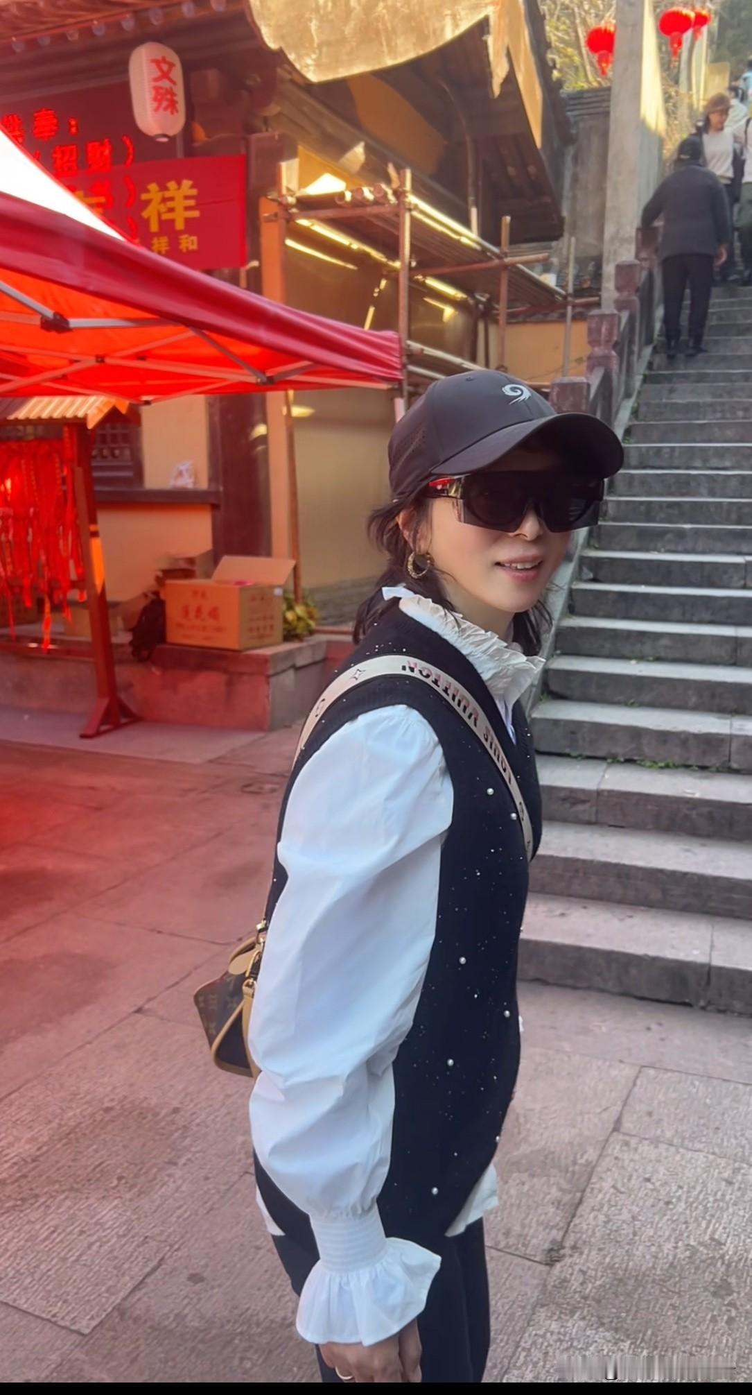 爬古长城门票60已经买好，这台阶上还是不上，对我这个半月板术后60天的膝盖不友好