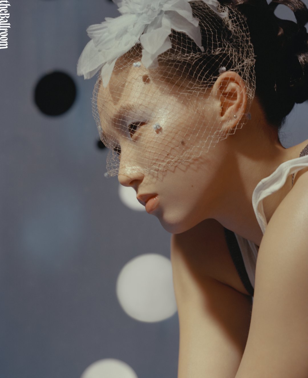 陈芋汐的蓝色叙事蓝色是沉静，亦是力量。陈芋汐以水为媒，在碧波之上书写属于自己的传