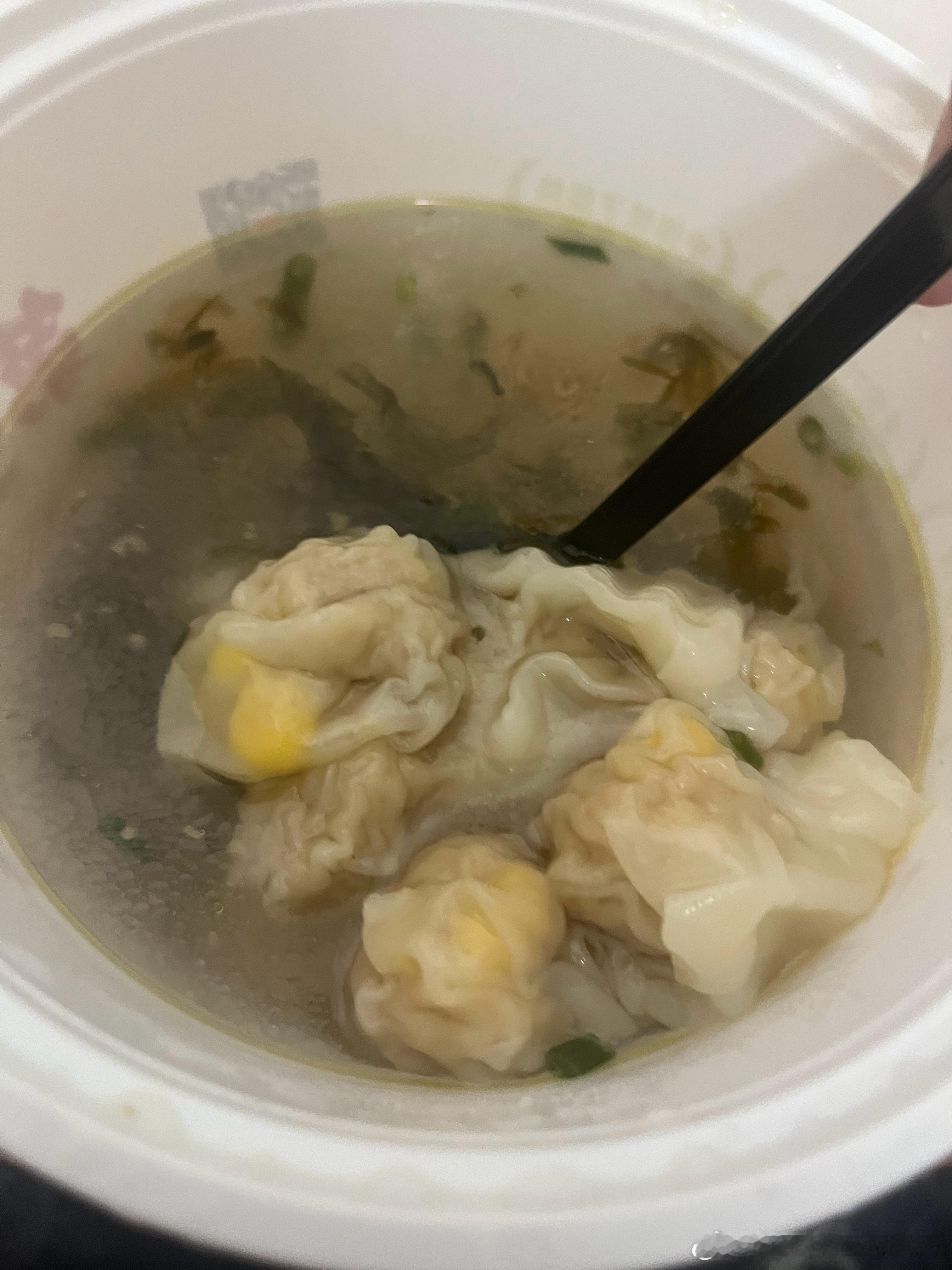 这几天吃的太平淡都瘦了，要不是粥就是粉汤或者是馄饨，上次点的粥结果没加盐没加胡椒