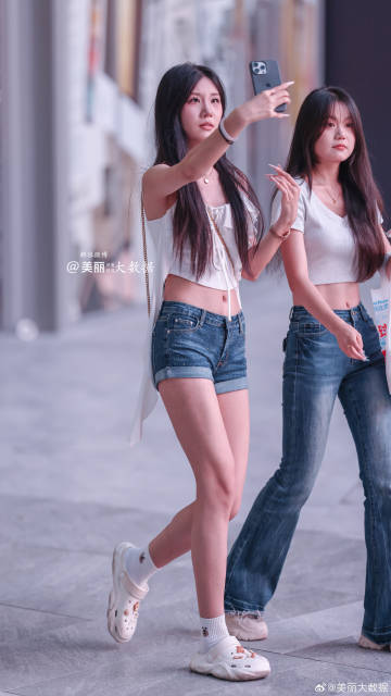 小姐姐，小心脚下。。