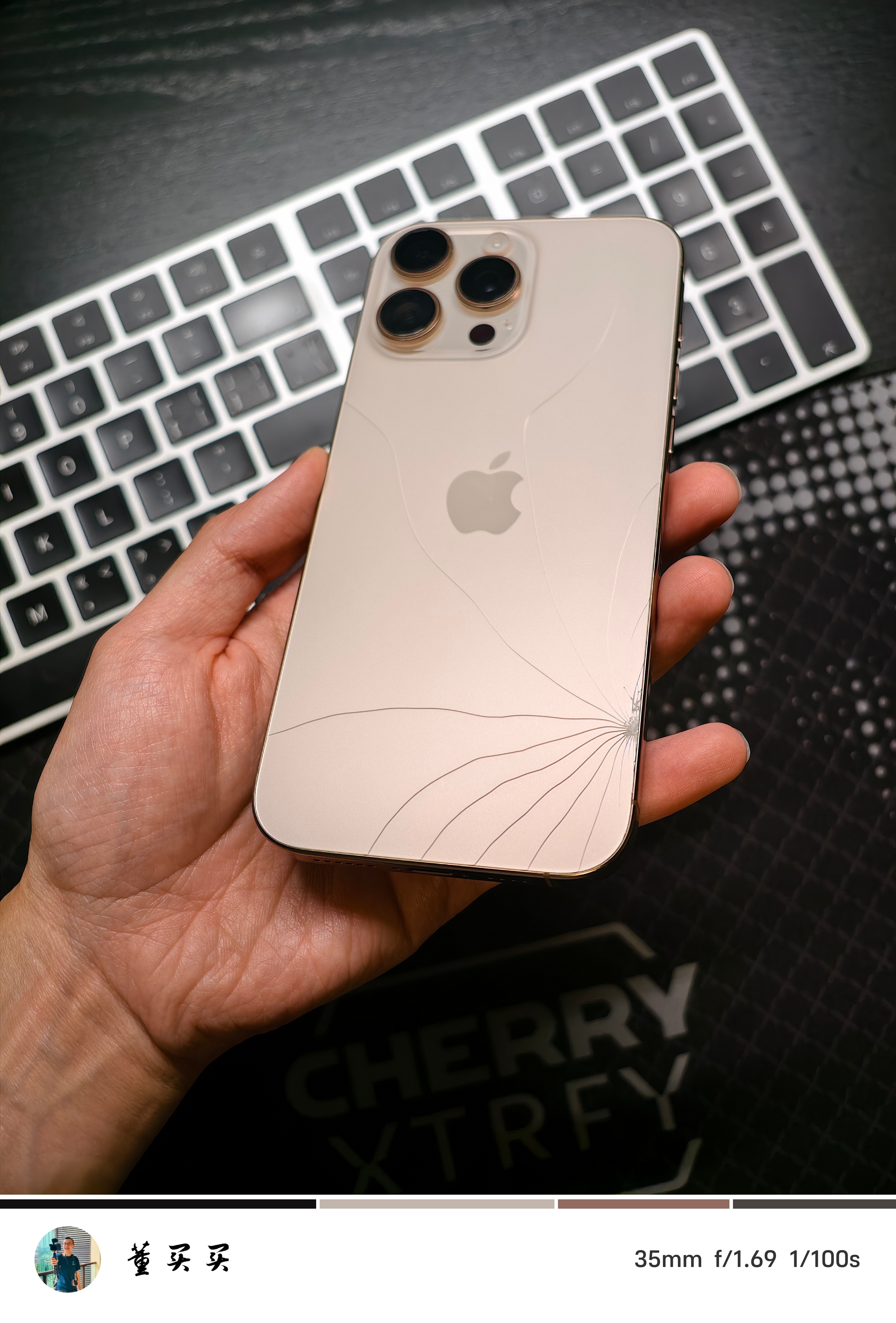 下午把iPhone后盖摔碎了[收到]有买AppleCare，但是修后盖要返厂，导