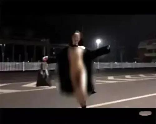 为什么近年来男性出轨后女方会采取当街脱衣等报复行为？

最近一段时间，网上热传了