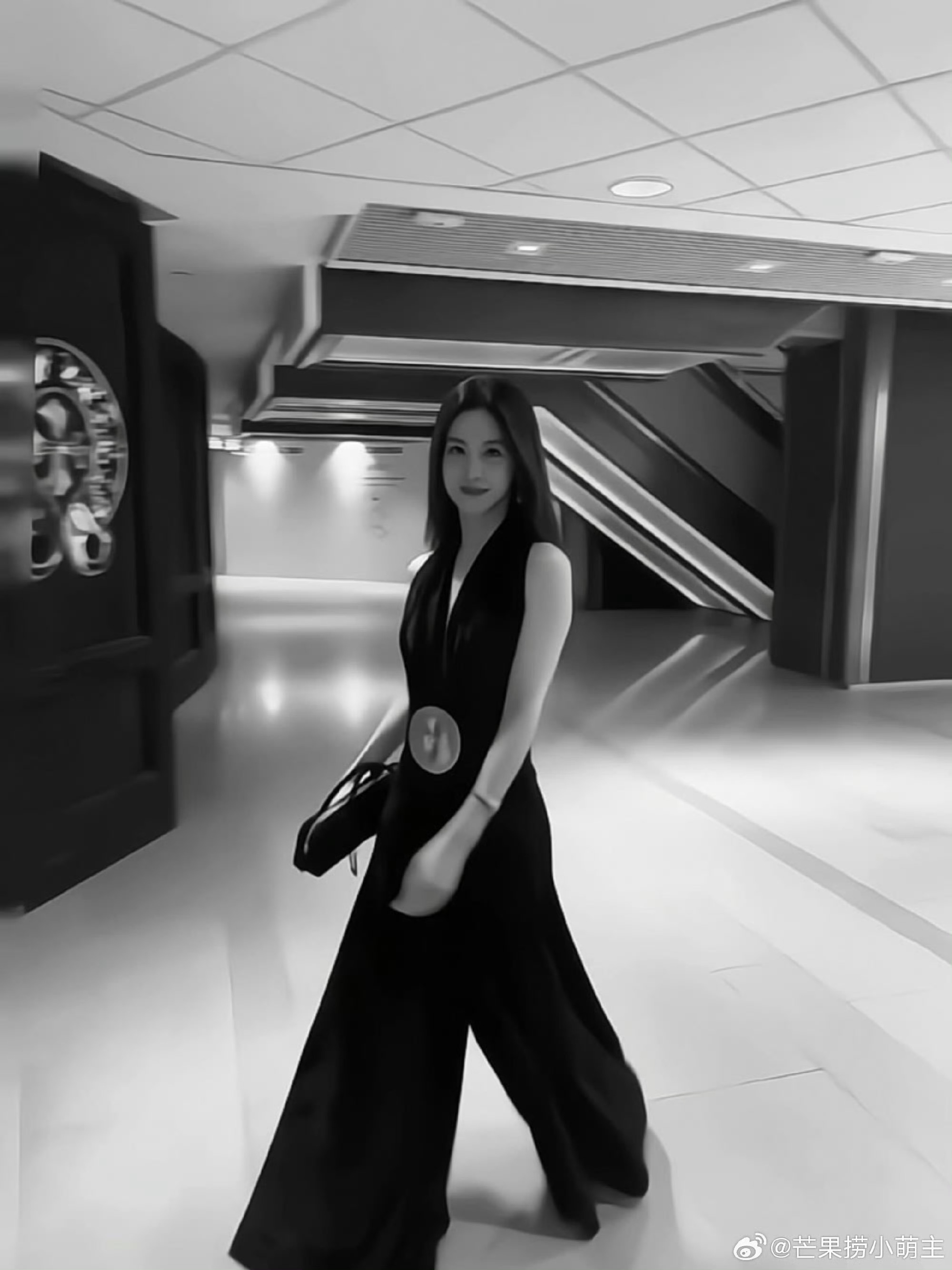 章泽天深V黑裙章泽天现身香港巴塞尔艺术展晚宴，一袭深V黑裙，清冷贵气又带点小性感