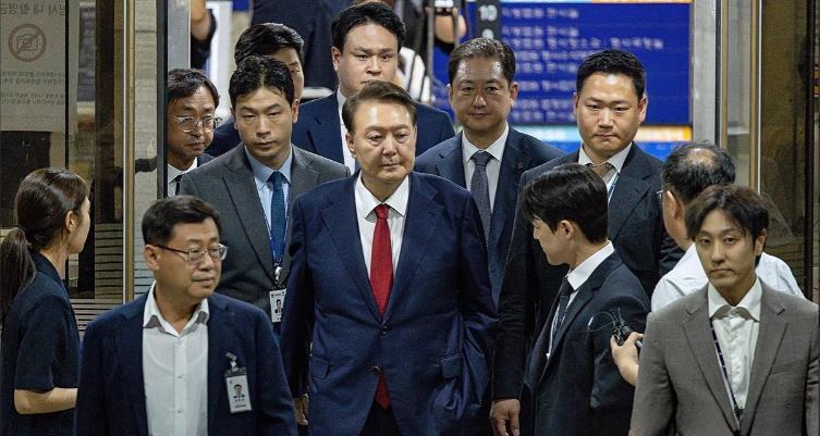 结束！逮捕尹锡悦

首尔中央地方法院10日凌晨签发逮捕令，这位前总统在获释四个月