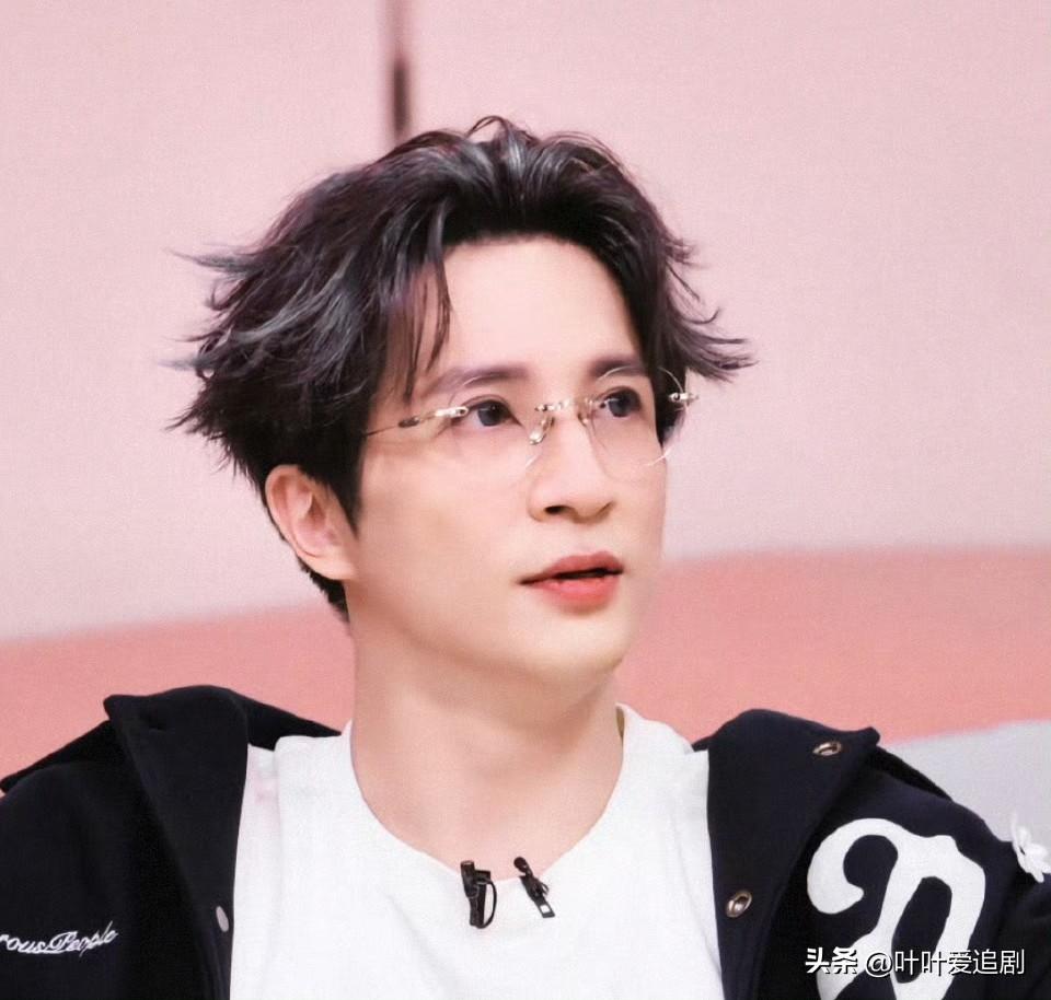 大家有没有发现，
​薛之谦越来越不对劲了。
​明明都出道21年了，早该熄火了，但