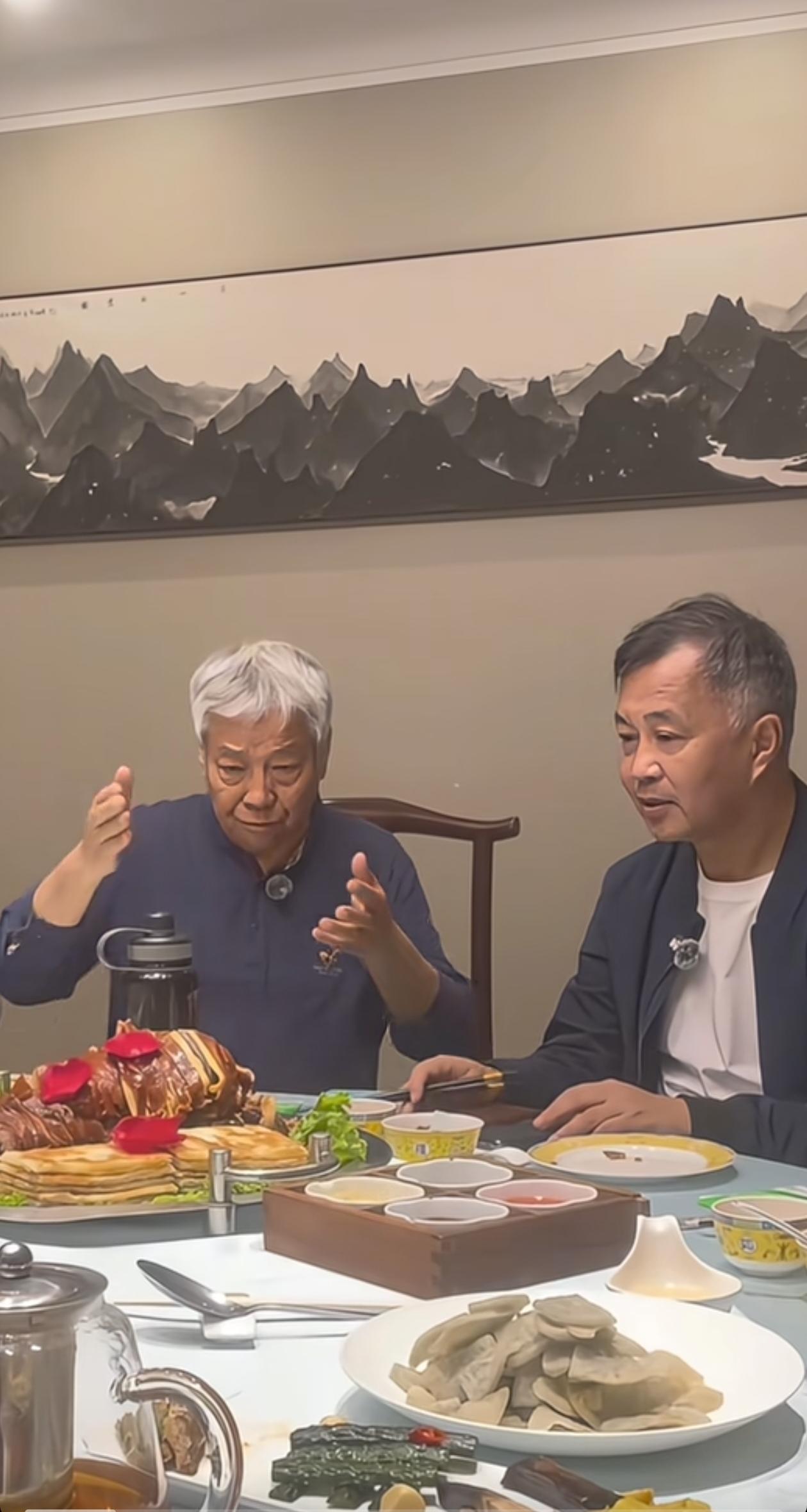 沈巍似乎过上了上流社会的生活，自从成立了“铿锵三人行”团队后，他稳稳地坐着第一把