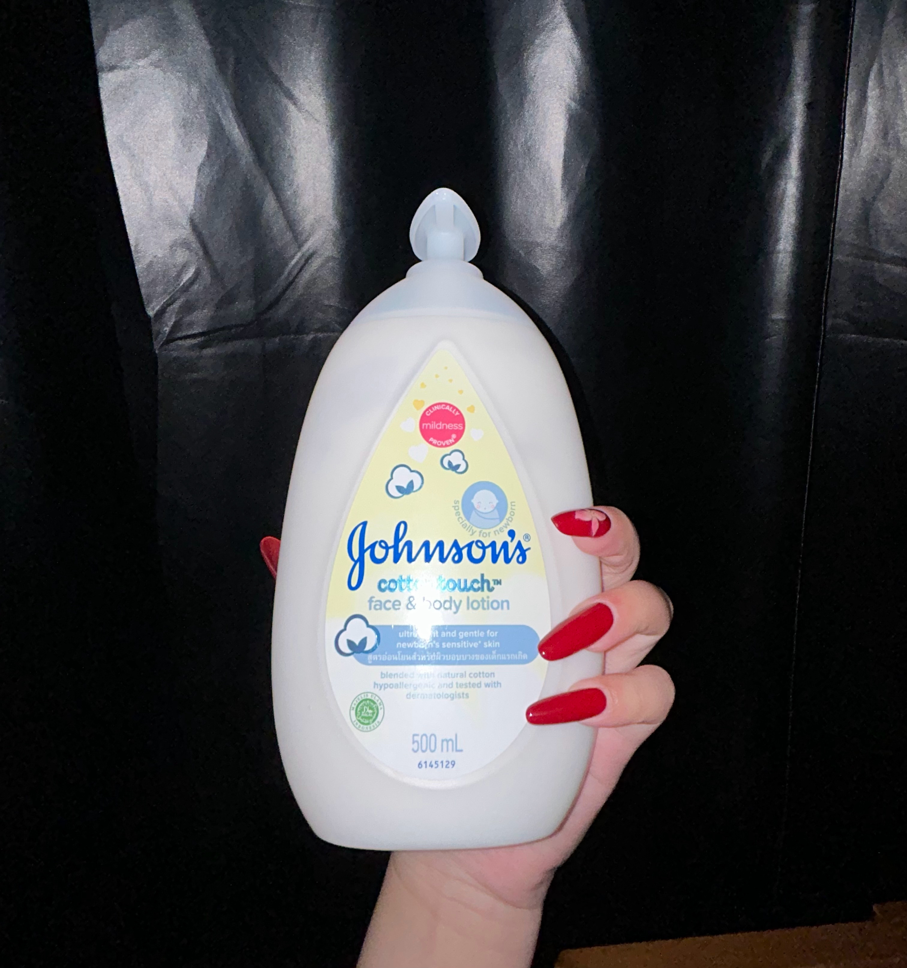 身边或者曾经谁身上是这样的棉花味 粉瓶痱子粉 白瓶很常规的牛奶大米 紫瓶喜欢熬夜