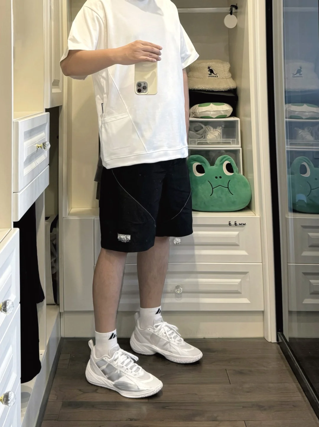 插兜白Tee｜短裤穿搭