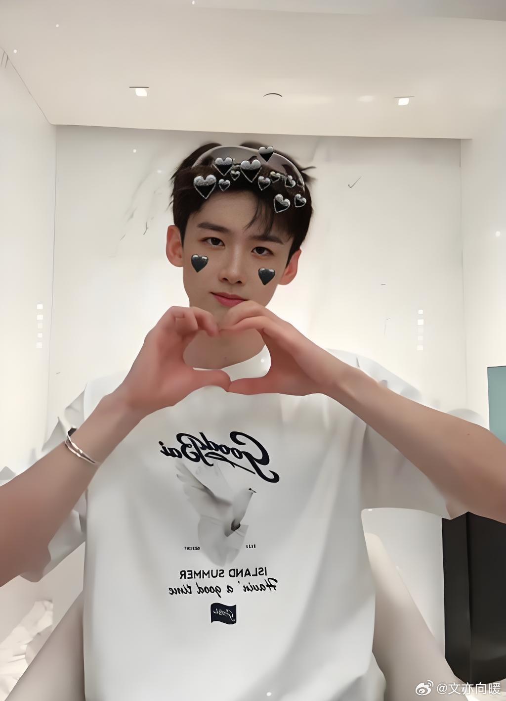 白敬亭与李沁有望携手，共启奇幻之旅影视圈近日爆料，白敬亭正接触一部现代奇幻题材新