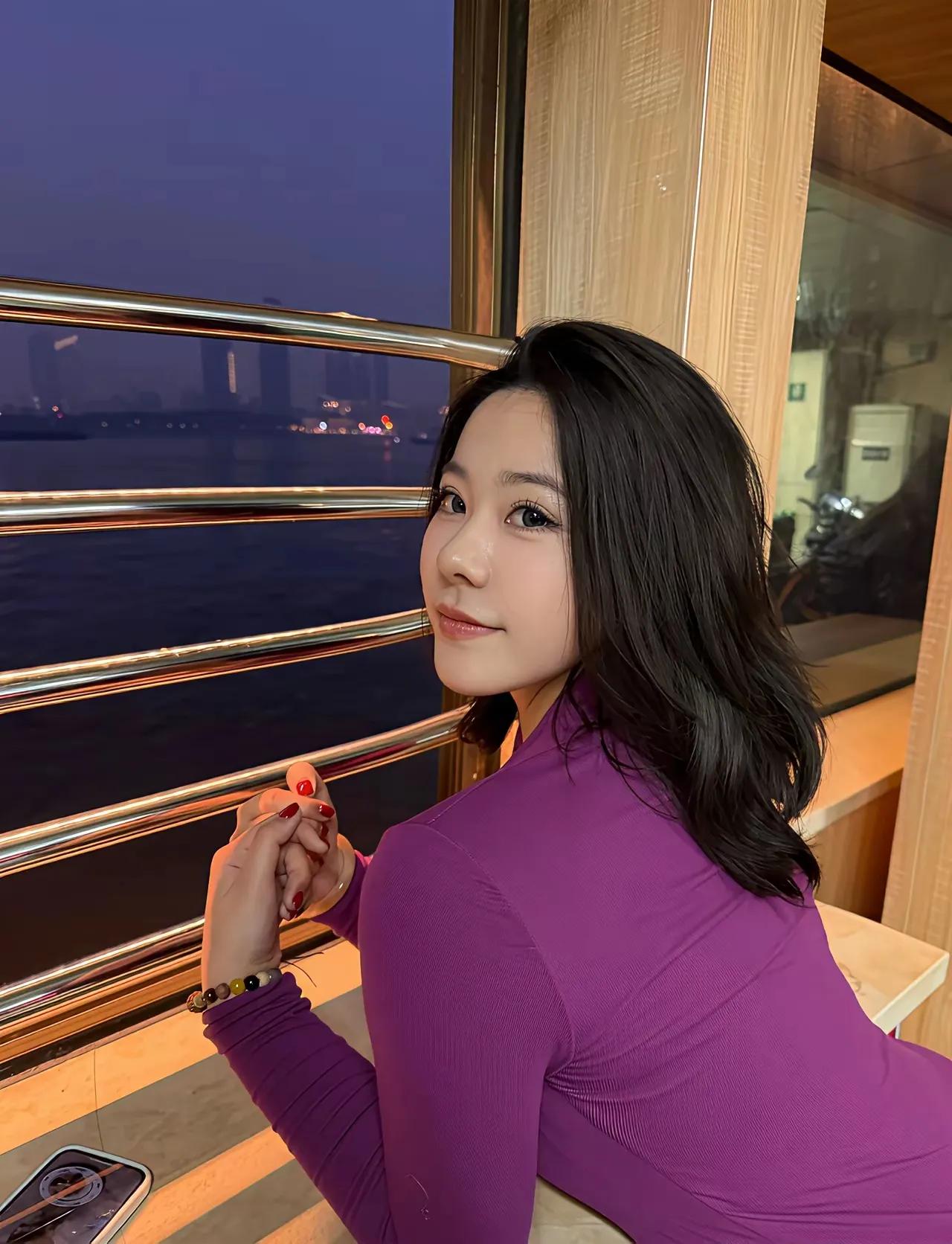 紫衣美人倚栏杆，江上风光入画来。