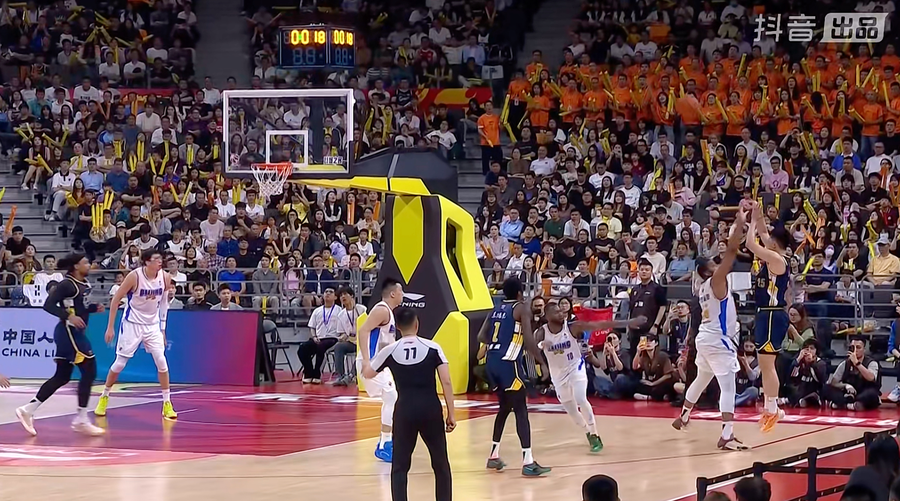 半场：广东东阳光54-42北京北汽广东队的篮板和助攻都要更好，防守强度也体现出他
