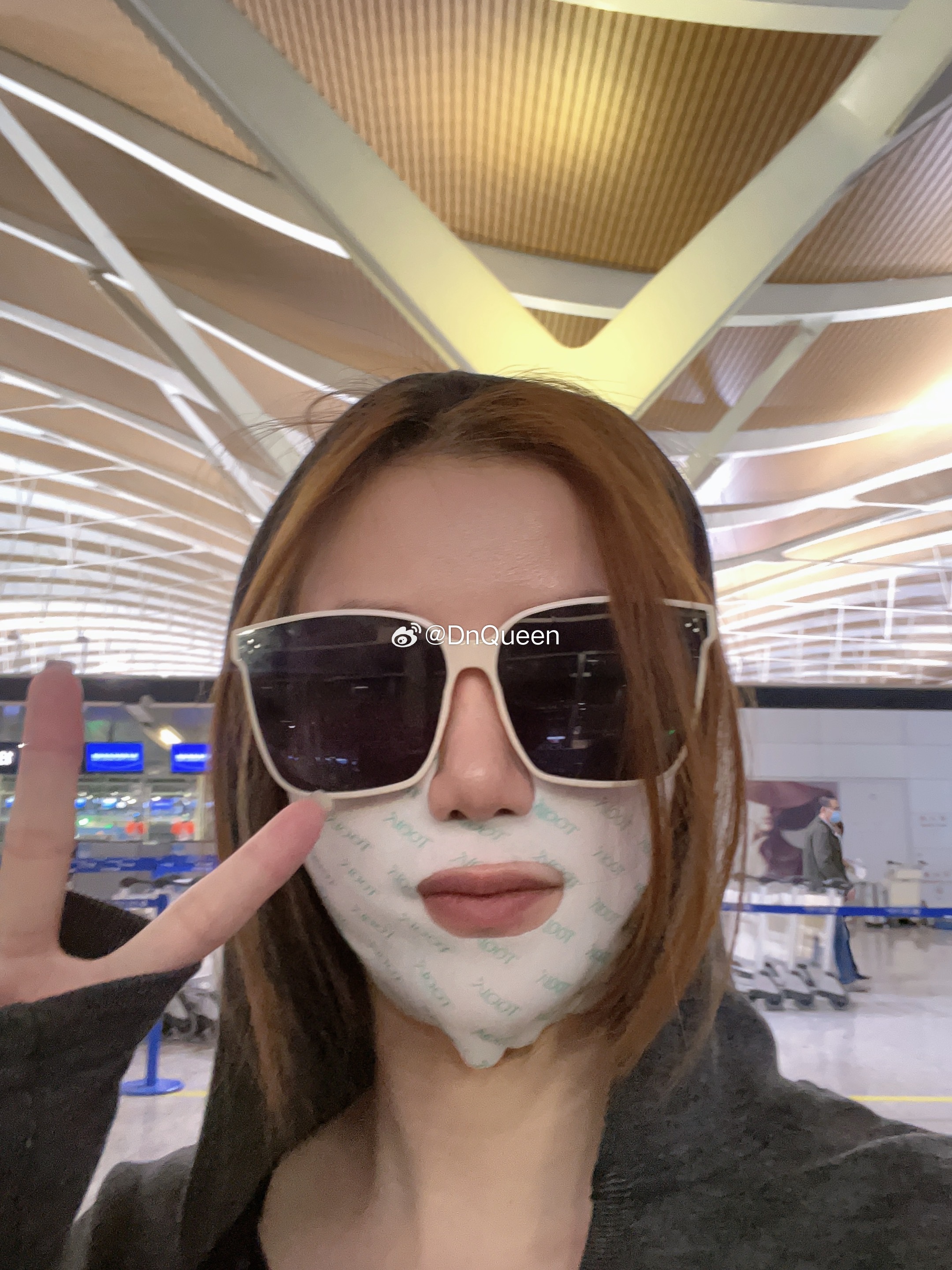 我是唯一一个通宵上飞机专业社恐没合照的了～～爱你～～新婚快乐～～～ ​​​