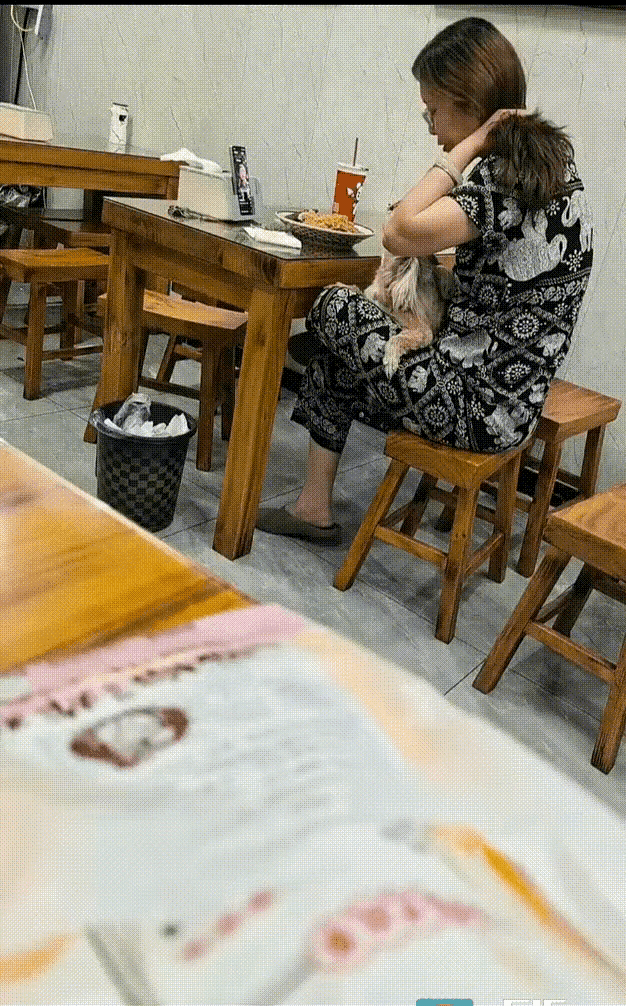 你一口，它一口的！吃的真惬意啊！
这以后去小店吃饭，还是用一次性筷子算了！免得担