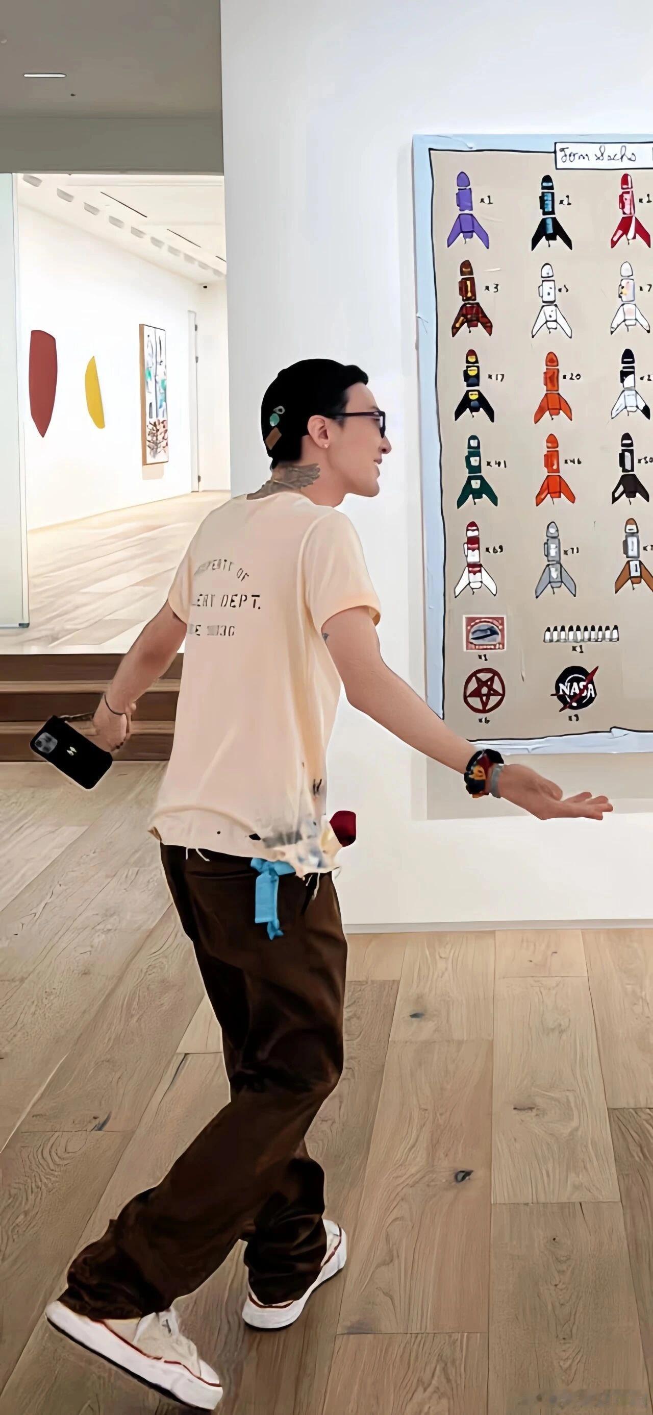 天呐！这就是韩国早期顶流的实力吗，简直是行走的超级IP。专辑+全球巡演+版权+代