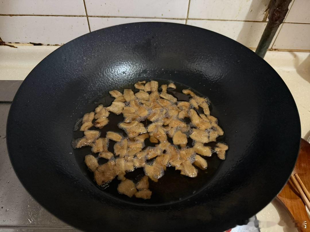 我可真厉害，叉会儿腰[嘻嘻]第一次熬猪油就熬成功了，前几天买了一口铁锅，买了猪板
