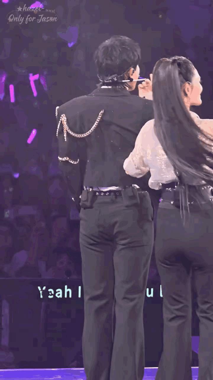 说实话，两人的屁股都不好看，之所以大家的注意力都在上面，是因为他们穿的裤子太紧身